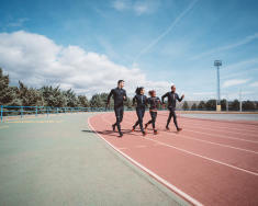 RW900-chaussure-marche-athletique-histoire-continue-presse